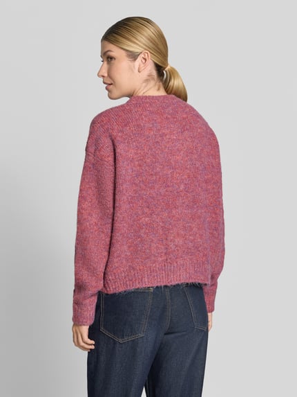 Frauenmodel trägt Relaxed Fit Strickjacke mit Woll-Anteil Modell 'Belablue' von ICHI in Melange-Pink, grobe Textur, Rückenansicht. Damen Strickjacke, elastischer Material-Mix mit Woll-Anteil, durchgängige Knopfleiste, Langarm, Rundhalsausschnitt, überschnittene Schultern, gerippte Bündchen, Rückenlänge 57 cm, Ärmellänge 71 cm.