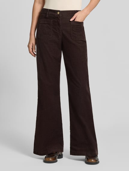 Vrouwenmodel draagt donkerbruine wide leg corduroy broek model 'MAINE' van Brax, katoenmix, Dames corduroy broek, vooraanzicht volledige lengte