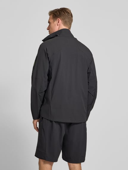 Männermodel trägt BOSS Regular Fit Trainingsjacke mit Label Patch Modell 'OW_GLOBE' von BOSS Green, Optik: Unifarben, Ganzkörperansicht Rückansicht.