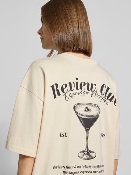 REVIEW Oversize’owy T-shirt z nadrukiem z przesłaniem Piaskowy 3