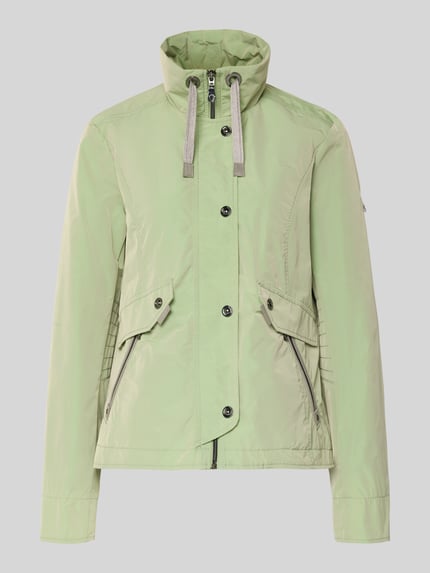 Produktfoto, Regular Fit Jacke mit Logo-Patch von Gil Bret in hellem Grün, Stehkragen mit Tunnelzug, krój regular fit, zamek błyskawiczny z listwą, kieszenie na zamek, długość tyłu w rozmiarze 36: 64 cm, szerokość ramion w rozmiarze 36: 41 cm, szerokość w biuście w rozmiarze 36: 46 cm, długość rękawa w rozmiarze 36: 65 cm, lekko błyszcząca gładka tkanina