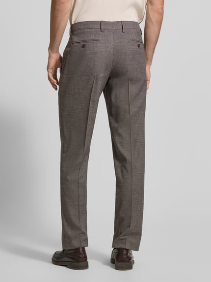 Mężczyzna nosi Slim Fit Anzughose mit Bügelfalten von Christian Berg Men, materiał z domieszką wiskozy, wzór strukturalny, kolor szary, szerokość w rozmiarze 50: 20 cm, długość wewnętrzna nogawki w rozmiarze 50: 82 cm, krój slim fit, widok całej sylwetki z tyłu.