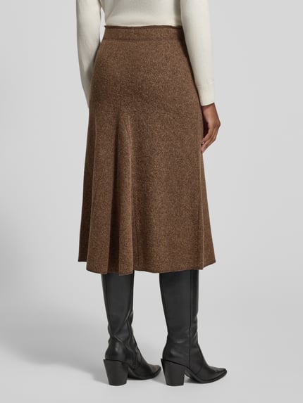 Vrouwenmodel draagt midirok uit mix van viscose en katoen in bruin met deelnaden en a-lijn, Christian Berg Woman, totale lengte 81 cm, bandwijdte 38 cm, maat 36, geheel van achteren