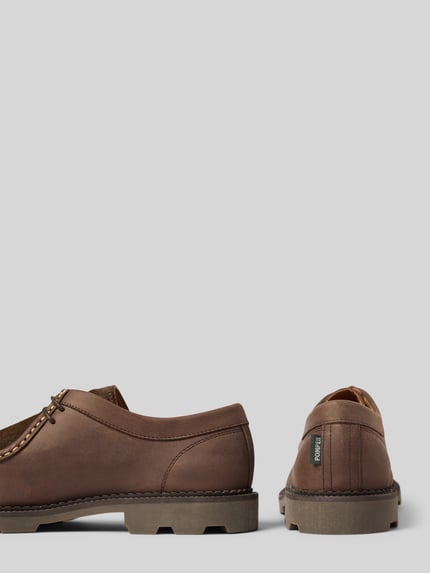 Produktfoto, Bootsschuhe mit Label-Detail Modell 'LATYMER' von POMPEII BRAND, braunes beschichtetes Leder, abgerundete Form, profilierte Sohle, Schnürung, Absatzhöhe 3 cm, Schafthöhe 7 cm, Schaftweite 10 cm.