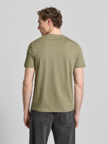 Männermodel trägt Regular Fit T-Shirt aus reiner Baumwolle von s.Oliver RED LABEL, Optik: Unifarben, Ganzkörperansicht Rückansicht.