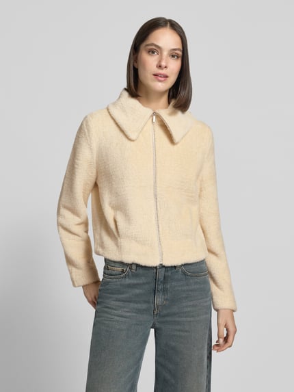 Vrouwenmodel draagt Regular Fit Blazer aus Kunstfell van zero met omgeslagen kraag, rits, steekzakken, crèmekleur, vooraanzicht bovenlichaam.