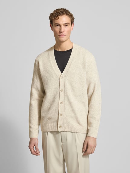 Mannenmodel draagt Strickjacke mit Knopfleiste Modell 'BLASIMON' van Jack & Jones Premium, beige, regular fit, wolmix, V-hals, geribde boorden, knoopsluiting, vooraanzicht borst en taille.