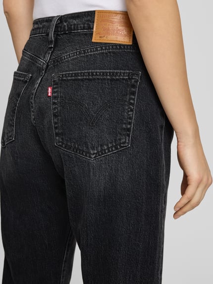 Frauenmodel trägt Jeans mit 5-Pocket-Design von Levi's®, schwarze Waschung, Baumwoll-Elasthan-Mix, lockerer Schnitt, Detailaufnahme Rückansicht.