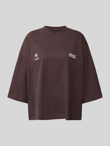 Produktfoto, Oversized T-Shirt mit Rundhalsausschnitt von Karo Kauer in Dunkelbraun aus reiner Baumwolle mit Label-Print auf der Vorderseite.