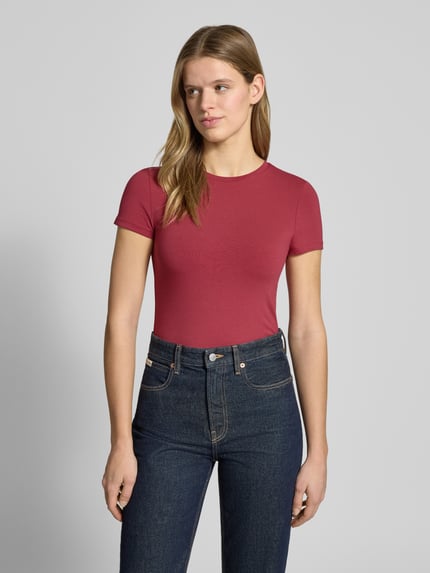 Vrouwenmodel draagt 'Slim Fit T-Shirt mit Rundhalsausschnitt' van Review, elastische katoenmix, slim fit, ronde hals, kort mouw ontwerp, ruglengte maat S 52 cm, vooraanzicht bovenlichaam.