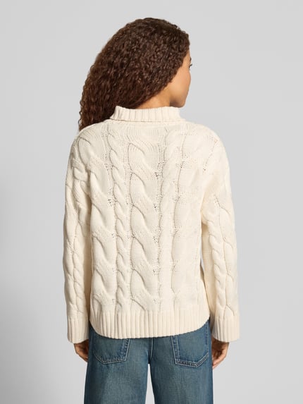 Frauenmodel trägt Regular Fit Strickpullover aus Baumwoll-Mix von Gina Tricot in Creme mit Zopfmuster und Stehkragen, Ganzkörperansicht Rückansicht.