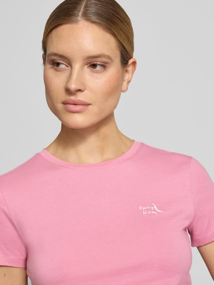 Frauenmodel trägt Regular Fit T-Shirt aus reiner Baumwolle von Tom Tailor Denim in Optik: Unifarben mit Statement-Stitching, Rundhals, Ärmelform: Kurzarm, Materialverarbeitung: Jersey; Nahaufnahme Oberkörper.
