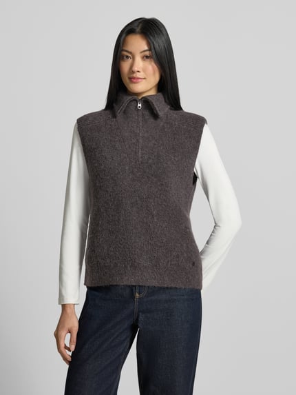 Vrouwenmodel draagt Pullunder aus Woll-Mix Modell 'Thora' van MOS MOSH in antraciet, met opstaande kraag, ritssluiting, slim fit, ruglengte maat S 64 cm, mix van alpaca en wol, gladde textuur, Ganzkörperansicht van voren.