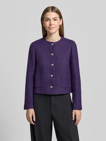 Frauenmodel trägt Kurzblazer mit goldfarbenen Zierknöpfen von JOOP!, unifarben lila, strukturierte Webware, Ganzkörperansicht von vorne.