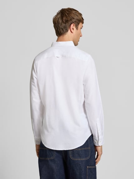 Männermodel trägt Slim Fit Freizeithemd mit Button-Down-Kragen von CHILL PILL, reine Baumwolle, Rückenansicht, Ganzkörperansicht Rückansicht