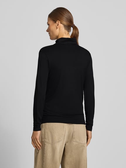 Frauenmodel trägt Slim Fit Longsleeve aus Viskose-Mix Modell 'Liana' von FREE/QUENT in Schwarz mit Stehkragen, Rückenansicht, Ganzkörperansicht Rückansicht. Damen Longsleeve, Viskose-Elasthan-Mix, Rückenlänge Größe S 60 cm.