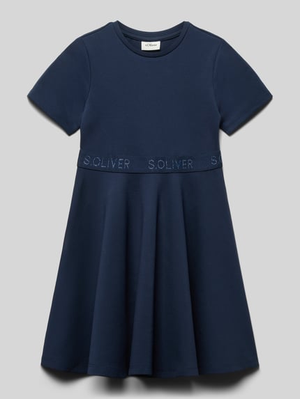 Produktfoto, Tailliertes Freizeitkleid aus Viskose-Mix von s.Oliver RED LABEL, efekt: jednolity kolor, krój: taliowany, długość: mini, okrągły dekolt, aplikacja: pasek z logo, rękaw: krótki rękaw, dół: prosty, wykończenie materiału: dżersej, materiał: mieszanka wiskozy