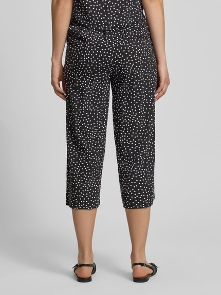 Vrouwenmodel draagt Regular Fit Culotte uit pure viscose model 'NOVA' van Only, zwarte stof met all-over patroon, elastische tailleband, cropped lengte, achterkant volledige lichaamsweergave.