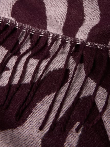 Produktfoto, Schal mit Fransenabschluss von PIECES, Strickmaterial mit Animal Print Muster in Lila und Beige, Fransen, Allover-Muster