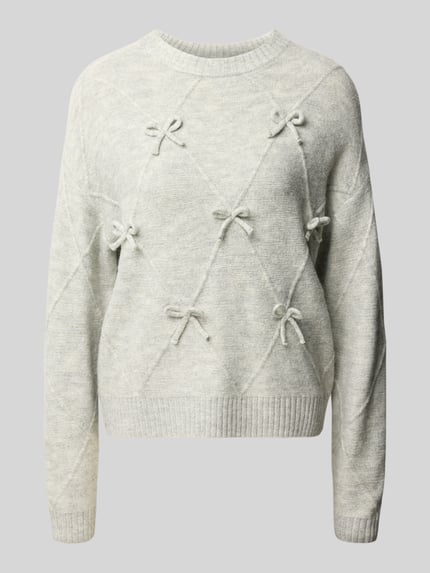 Produktfoto, Strickpullover im Allover-Look mit Rundhalsausschnitt von Christian Berg Woman in hellem Grau, Woll-Mix, Regular Fit, sichtbare Schleifendetails.