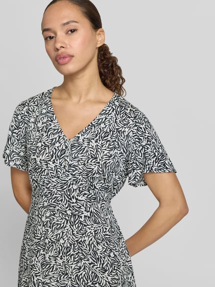 Frauenmodel trägt Minikleid aus Viskose mit V-Ausschnitt und Knopfleiste von Zero, Allover-Look, A-Linie, Nahaufnahme Oberkörper.