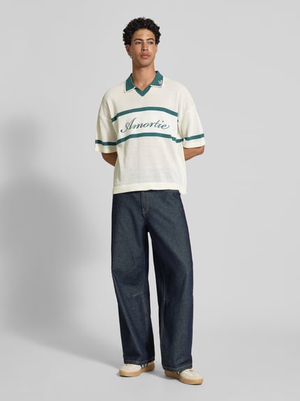 Männermodel trägt Regular Fit Poloshirt aus Baumwoll-Mix Modell 'ACE LIFE' von Only & Sons, Two Tone Optik, gestrickt, Ganzkörperansicht von vorne.