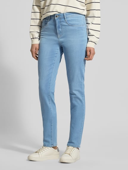 Frauenmodel trägt Slim Fit Jeans mit 5-Pocket-Design Modell 'Mary' von BRAX aus elastischem Baumwoll-Mix in Hellblau, Nahaufnahme Oberkörper, Bundweite 38 cm, Innenbeinlänge 81 cm, Knopf- und Reißverschluss