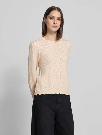 Vrouwenmodel draagt Regular fit gebreide pullover uit Viscosemix Model 'femi' van VILA in crème, dames, ronde hals, vooraanzicht van het hele lichaam, ruglengte maat S 54 cm, mouwlengte maat S 63 cm.