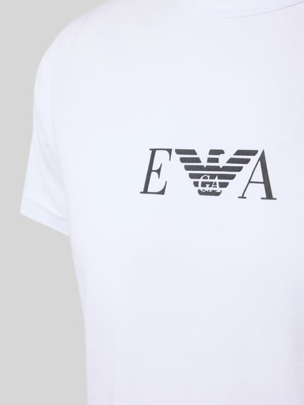 Männermodel trägt T-Shirt mit Label-Print im 2er-Pack von Emporio Armani, Weiß, Baumwoll-Elasthan-Mix, Rundhalsausschnitt, Nahaufnahme Oberkörper.