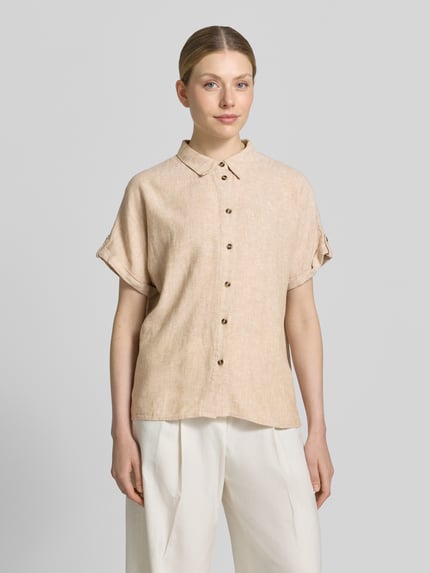 Vrouwenmodel draagt Relaxed Fit Blouse van linnen-viscosemix model 'Lava' van FREE/QUENT, beige, knoopsluiting, hemdkraag, voorkant, bovenlichaam close-up, damesblouse context.