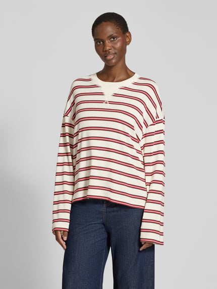 Frauenmodel trägt Relaxed Fit Longsleeve aus Baumwoll-Mix mit Streifenmuster von Closed, creme mit roten Streifen, Rundhalsausschnitt, Ganzkörperansicht von vorne.