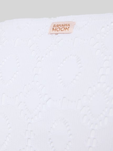 Produktfoto, weißer Bikini-Slip mit Lochmuster, Baumwoll-Mix mit Stretch, Modell 'DASIA MONTILACE' von Banana Moon, Detailaufnahme