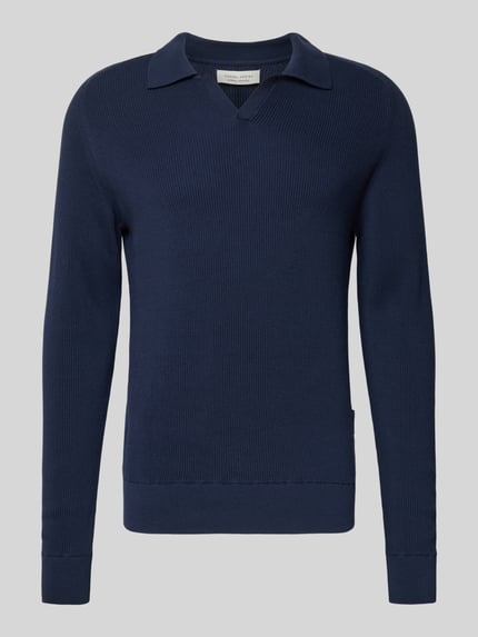 Produktfoto, Strickpullover aus reiner Baumwolle Modell 'NORDIN' von Casual Friday, granatowy, luźny krój, kołnierz z dekoltem V, prążkowana faktura, elastyczne mankiety, długość tyłu w rozmiarze L: 72 cm