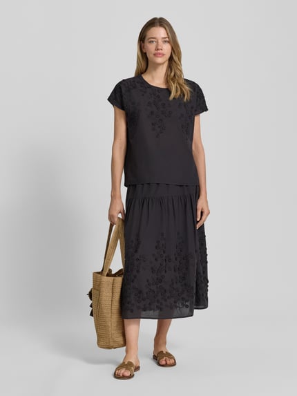 Frauenmodel trägt Regular Fit Bluse mit Rundhalsausschnitt Modell 'FAHIMA' von Soyaconcept aus Reine Baumwolle mit Stitchings, Ganzkörperansicht von vorne.