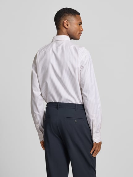Männermodel trägt Regular Fit Freizeithemd aus reiner Baumwolle Modell 'H-Joe-SP-C1-261' von BOSS, gestreift, Ganzkörperansicht Rückansicht.
