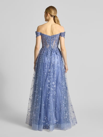 Frauenmodel trägt Maxikleid mit Stitchings und Pailletten von Unique in Blau, Mesh, A-Linie, Corsagenkleid, Rückansicht, Ganzkörperansicht.