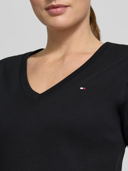 Vrouwenmodel draagt Slim Fit T-shirt uit puur katoen van Tommy Hilfiger, look: effen, V-hals, logo-stitching, jersey materiaal, Nahaufnahme bovenlichaam.