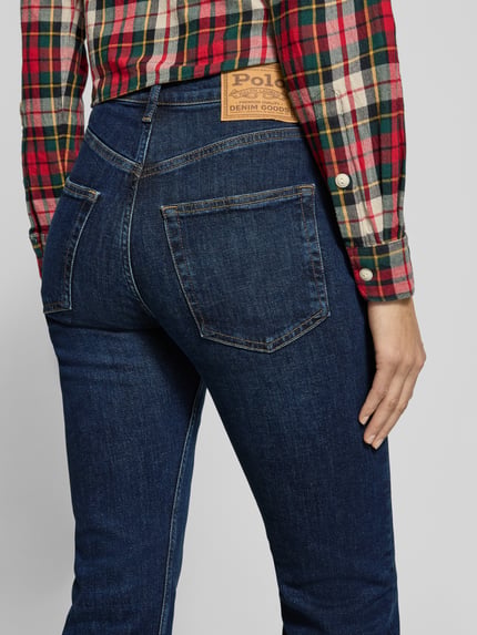 Vrouwenmodel draagt Straight Fit Jeans met steekzakken van Polo Ralph Lauren, donkerblauw katoen-elastaan, detailopname rugaanzicht.