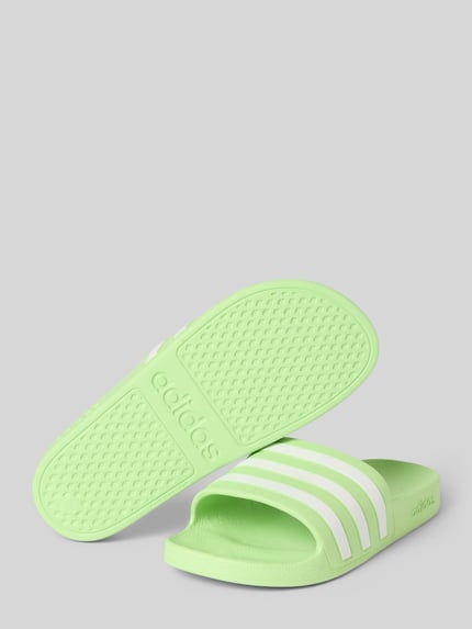Produktfoto, Badeschuhe mit Label-Prägung Modell 'ADILETTE AQUA' von adidas Sportswear, limonkowe, unicolor, strukturalna podeszwa, płaski obcas, otwarty przód, białe paski signature, wsuwane