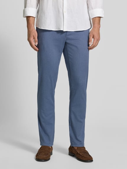 Männermodel trägt Kleingemusterte Hose mit Gesäßtaschen von MCNEAL in Blau, Slim Fit Baumwoll-Elasthan-Mix, Ganzkörperansicht von vorne.