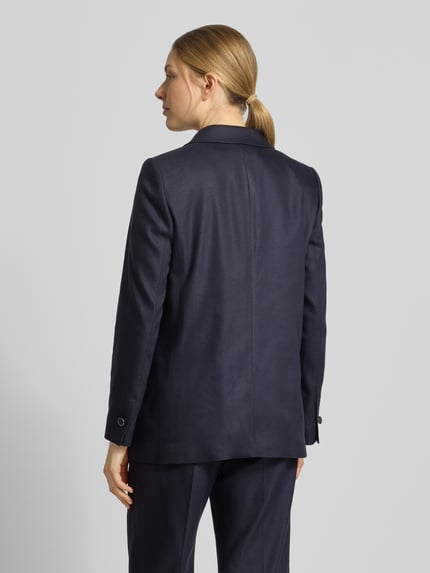 Modelka nosi Regular Fit Blazer mit Pattentaschen od comma, mieszanka lyocellu z dodatkiem wiskozy, krój regular fit, dwurzędowy, kołnierz z połami, kieszenie z patką, długość tyłu w rozmiarze 36: 68 cm, szerokość w rozmiarze 36: 46 cm, długość rękawów w rozmiarze 36: 62 cm, materiał granatowy, gładka tekstura, widok całej sylwetki z tyłu.