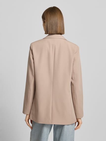 Frauenmodel trägt Blazer mit Reverskragen Modell 'Bossy' von PIECES in Beige, Materialmischung mit Stretch-Anteil, lockerer Schnitt, Rückenansicht.