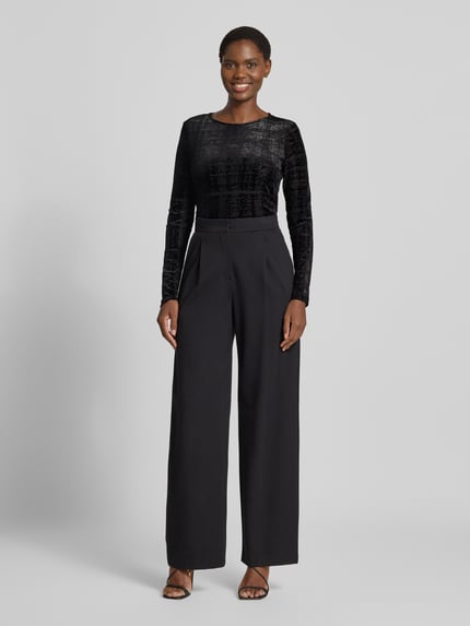 Vrouwenmodel draagt Longsleeve met structuur-patroon van Christian Berg Woman, Materiaalmix met stretch, getailleerde pasvorm, ronde hals, ruglengte maat S 60 cm, geheel lichaam van voren