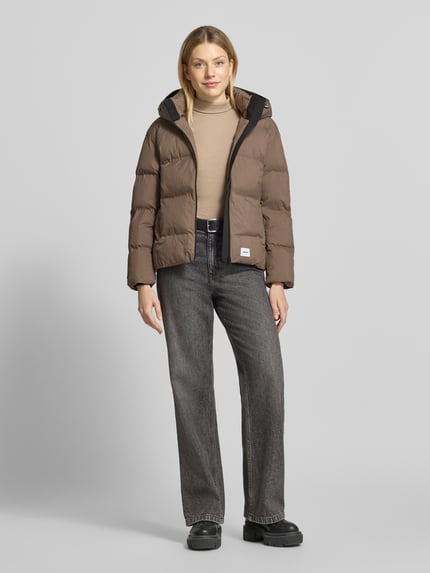 Frauenmodel trägt Pufferjacke Modell 'VEGAS' mit Kapuze von KHUJO in Uni-Braun, strukturierte Webware, Regular Fit, Ganzkörperansicht von vorne.