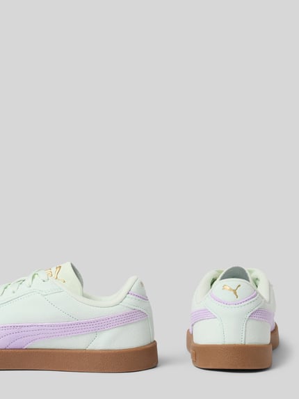 Produktfoto, pastelowe sneakersy z fioletowymi detalami, podeszwa brązowa, model 'Era Suede' ze skóry bydlęcej od PUMA, damskie sneakersy