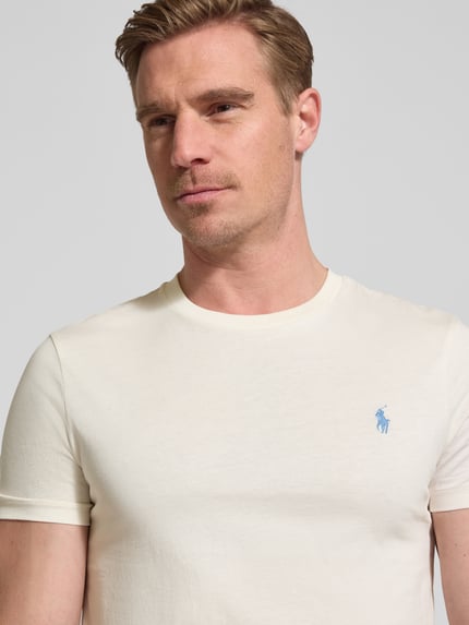 Männermodel trägt Regular Fit T-shirt uit puur katoen van Polo Ralph Lauren, look: effen, logostitching, ronde hals, korte mouw, jersey. Nahaufnahme bovenlichaam.