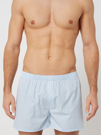 Männermodel trägt Boxershorts mit elastischem Bund von Hanro, Reine Baumwolle, Lockerer-Schnitt, Knopfverschluss, Ganzkörperansicht von vorne.