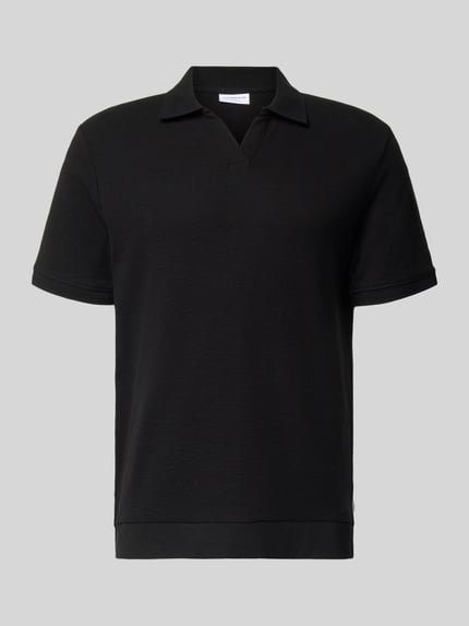 Produktfoto, Comfort Fit Poloshirt mit V-Ausschnitt von Lindbergh z bawełny, krój comfort fit, fakturowany wzór, detal z logo, długość tyłu w rozmiarze M 68 cm, kolor czarny