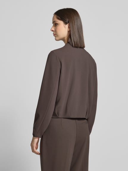 Frauenmodel trägt Blouson mit Viskose-Anteil von COMMA in Braun, lockere Passform, elastische Bündchen, Ganzkörperansicht Rückansicht.