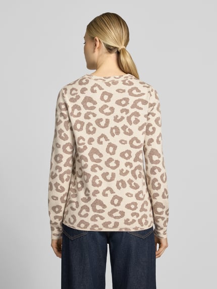 Frauenmodel trägt Strickpullover aus Viskose-Mix Modell 'TIF' von VILA im Allover-Leo-Look, Beige und Braun, Regular Fit, Ganzkörperansicht Rückansicht.